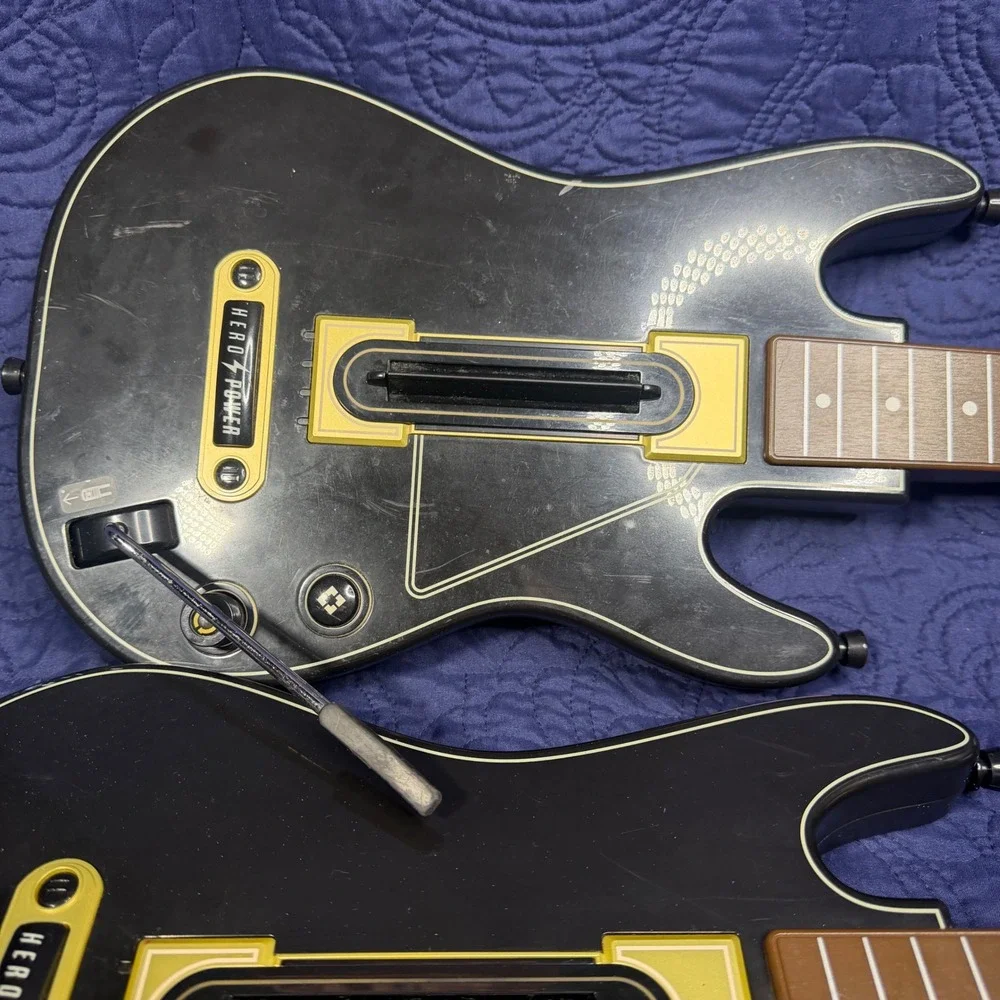 2 Activision Guitar Hero Live Wireless Guitar Controllers 0700 Black Gold